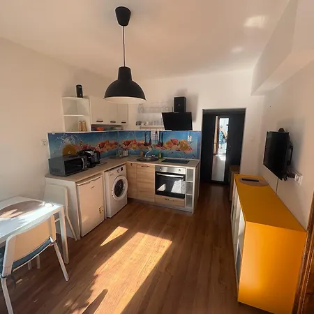 Comfy In The Heart Of Апартаменти